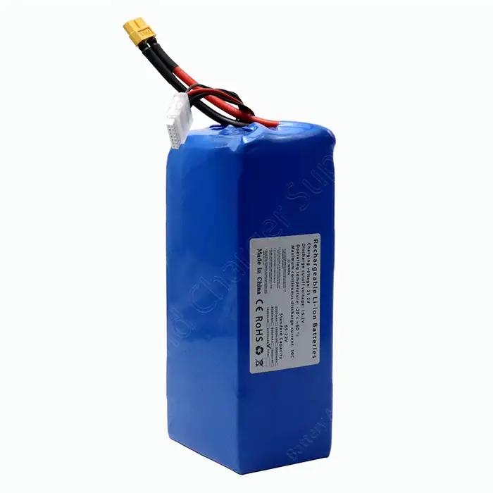 La batterie drone est de 22 V avec une capacité de 10000 mAh et une taux de décharge de 30C