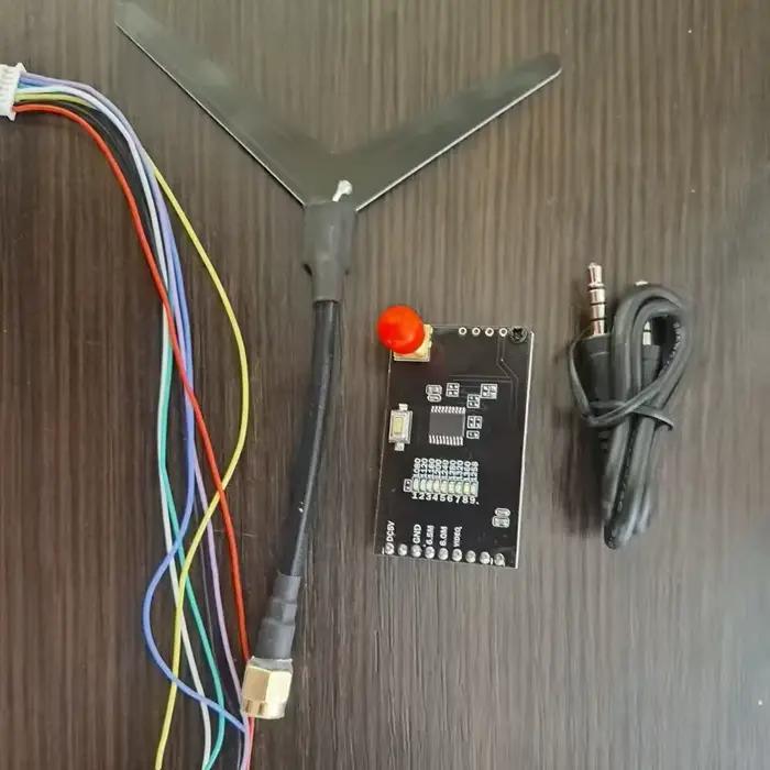 Récepteur vidéo FPV pour Drone longue portée 1.2G/1.3G compatible avec les drones DJI pour vols à distance et captures d'images en haute qualité occasions spéciales de vol et photographie aérienne