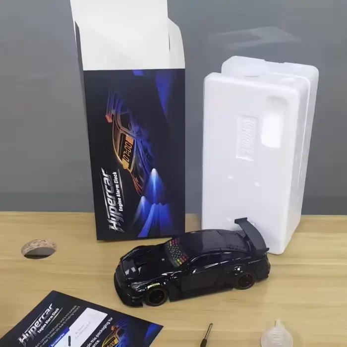 Voiture de sport en métal simulé avec horloge à affichage LED, son de moteur réglable et pulvérisateur de brume – Ornement de bureau créatif