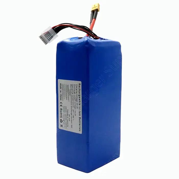 La batterie drone est de 22 V avec une capacité de 10000 mAh et une taux de décharge de 30C