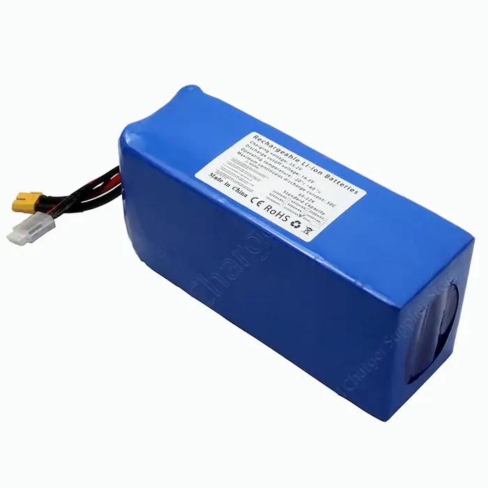 La batterie drone est de 22 V avec une capacité de 10000 mAh et une taux de décharge de 30C
