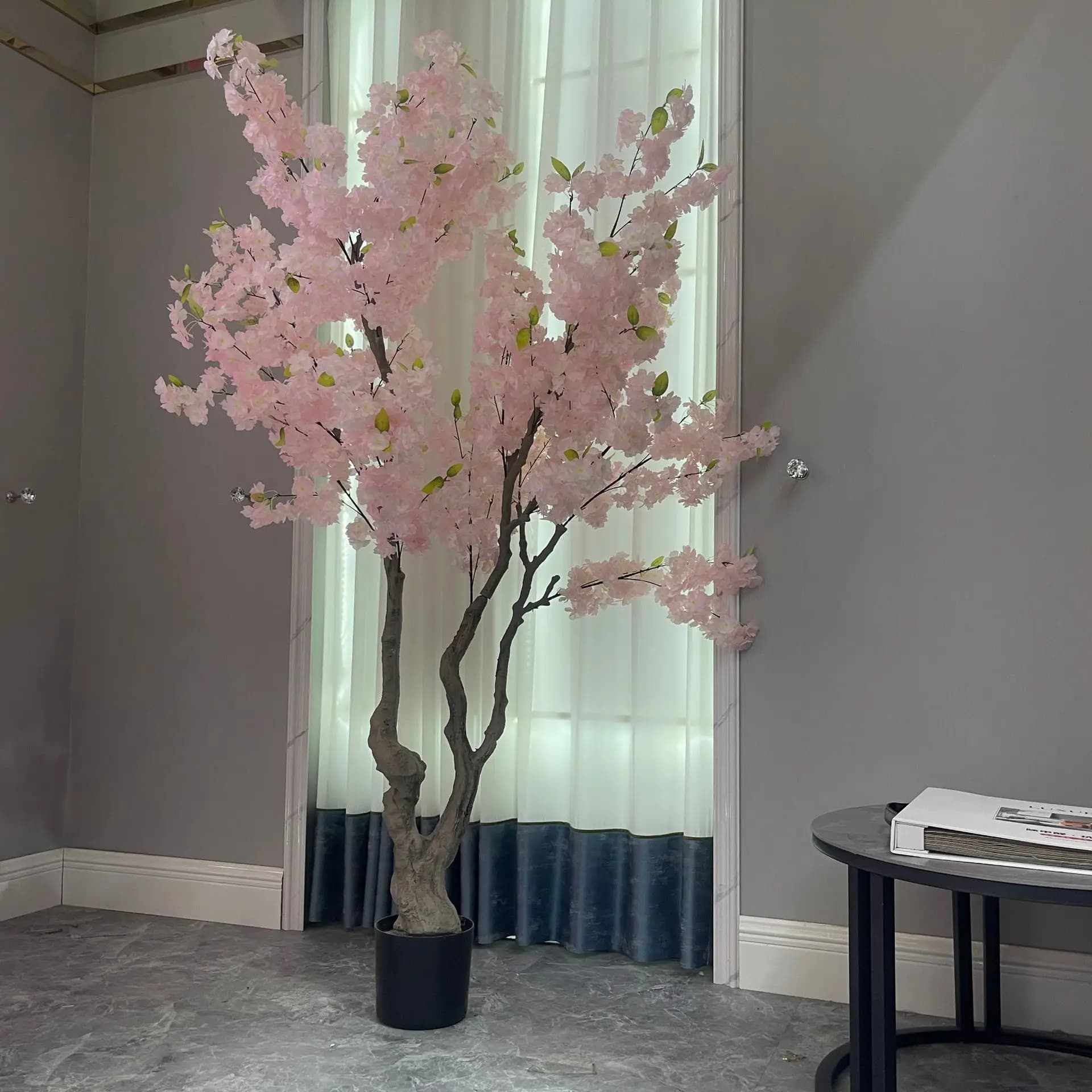 Simulation de plante verte, arbre de fleur de cerisier, style nordique de camping, sol intérieur rou