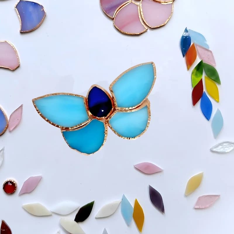 Fragments de vitraux avec motifs de libellules et de papillons, verre mosaïque, matériaux de puzzle 