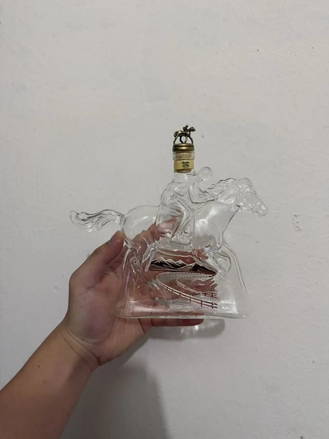 Carafe à whisky en cristal Cheval au galop, design hippique, avec bouchon en métal en forme de cheva