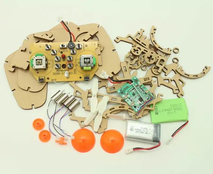 Modèle de drone à quatre axes bricolage en bois assemblé interaction parent-enfant expérience scient