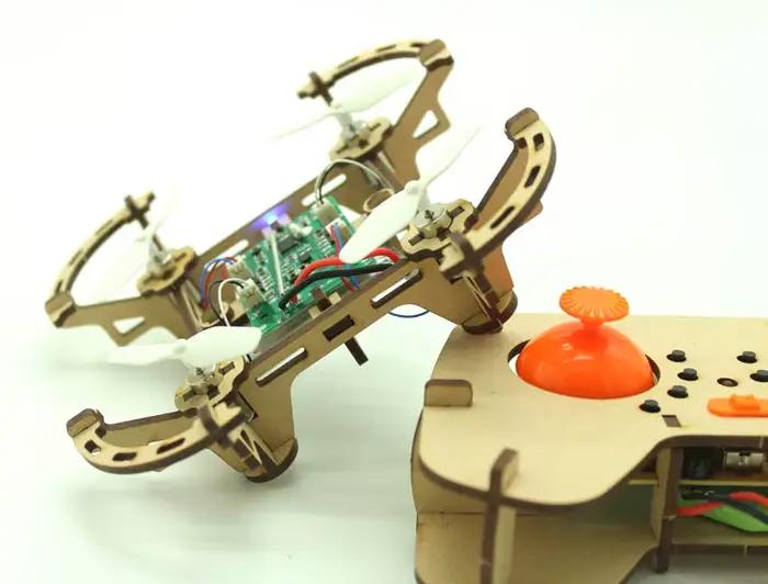 Modèle de drone à quatre axes bricolage en bois assemblé interaction parent-enfant expérience scientifique et éducative de l'éco