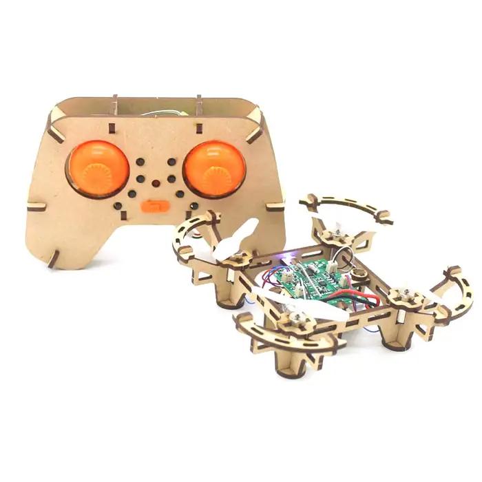 Modèle de drone à quatre axes bricolage en bois assemblé interaction parent-enfant expérience scientifique et éducative de l'éco